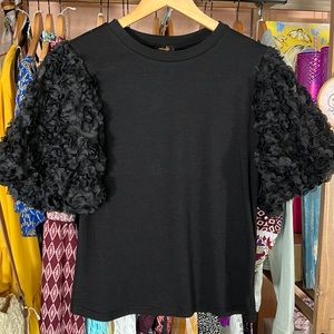 NWOT BLACK BOUTIQUE TEE WITH RUFFLE PUFF SLEEVE